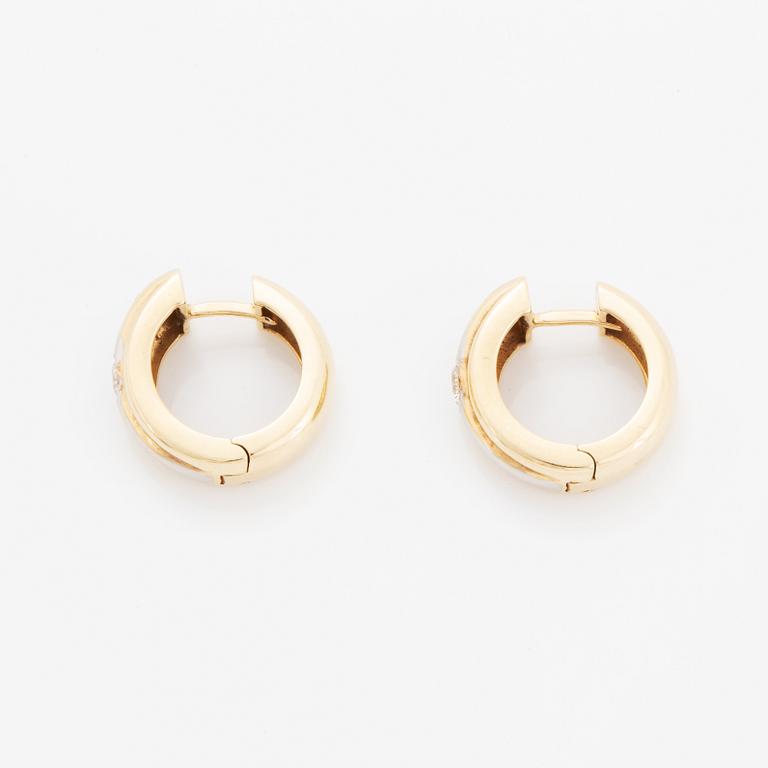 Örhängen, kreoler med briljantslipade diamanter.