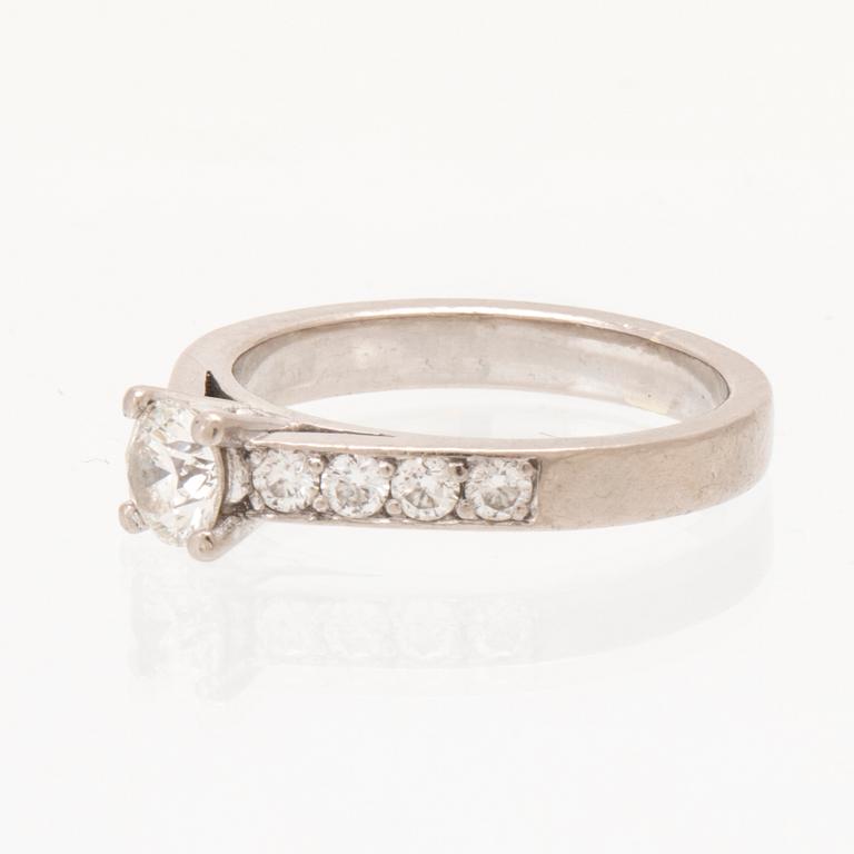 An 18K white gold ring set with round brilliant-cut diamonds.