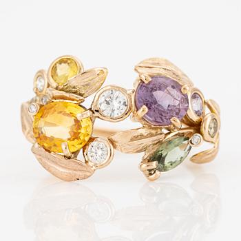 Ring med gul, grön och rosa safir samt briljantslipade diamanter.