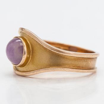 Bertel Gardberg, a 14K gold ring with a cabochon cut amethyst quartz, Westerback, Helsinki 1959.