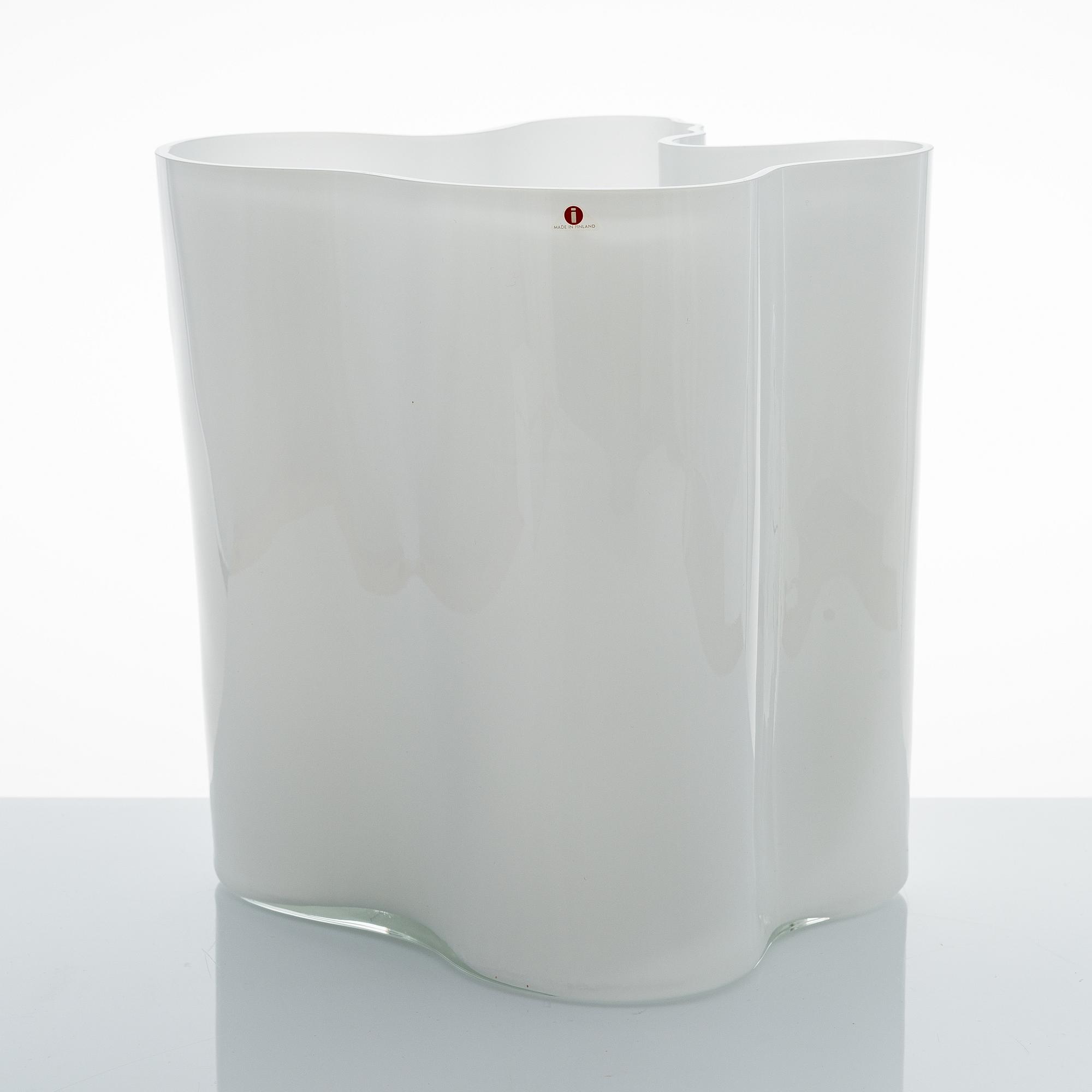 ALVAR AALTO, a '3031' vase special edition signed Alvar Aalto 13/1986.
