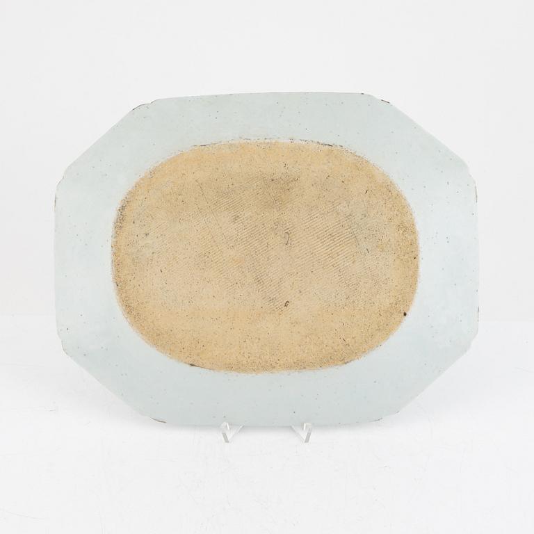 A Chinese blue and white porcelain charger, Qing Dynasty, Qianlong (1736-95).