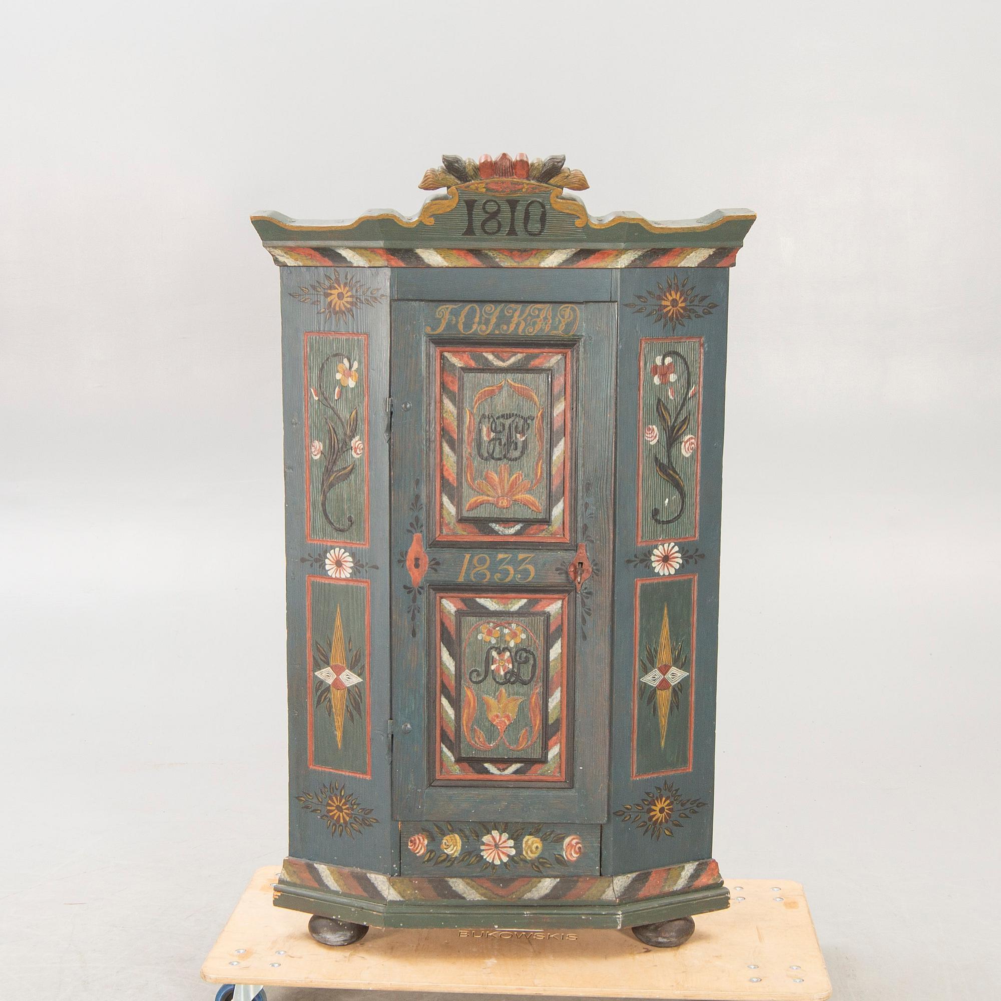 Hörnskåp daterat 1810/1833.
