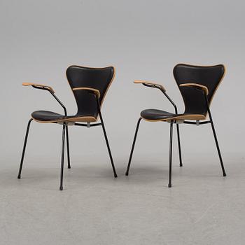 ARNE JACOBSEN, stolar 2 st, "Sjuan", Fritz Hansen, Danmark 1989.