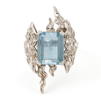 527. H.Stern a ring in 18K white gold with aquamarine and diamonds.