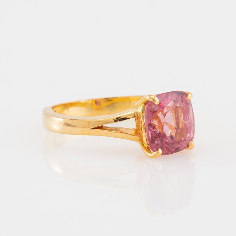 Ring 22K gold with a faceted pink spinel.