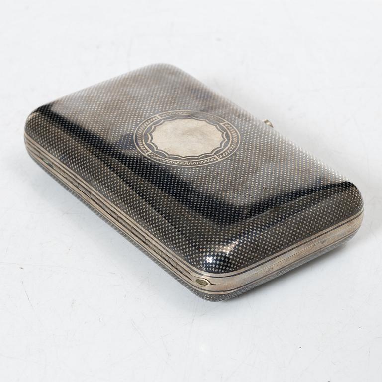 A Russian silver niello cigarette case Unidentified cyrillic maker’s mark. Assay master A. Romanov, Moscow 1890.