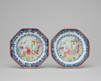 406. A pair of polychrome and gilded plates. Qing dynasty, Qianlong (1736-95).