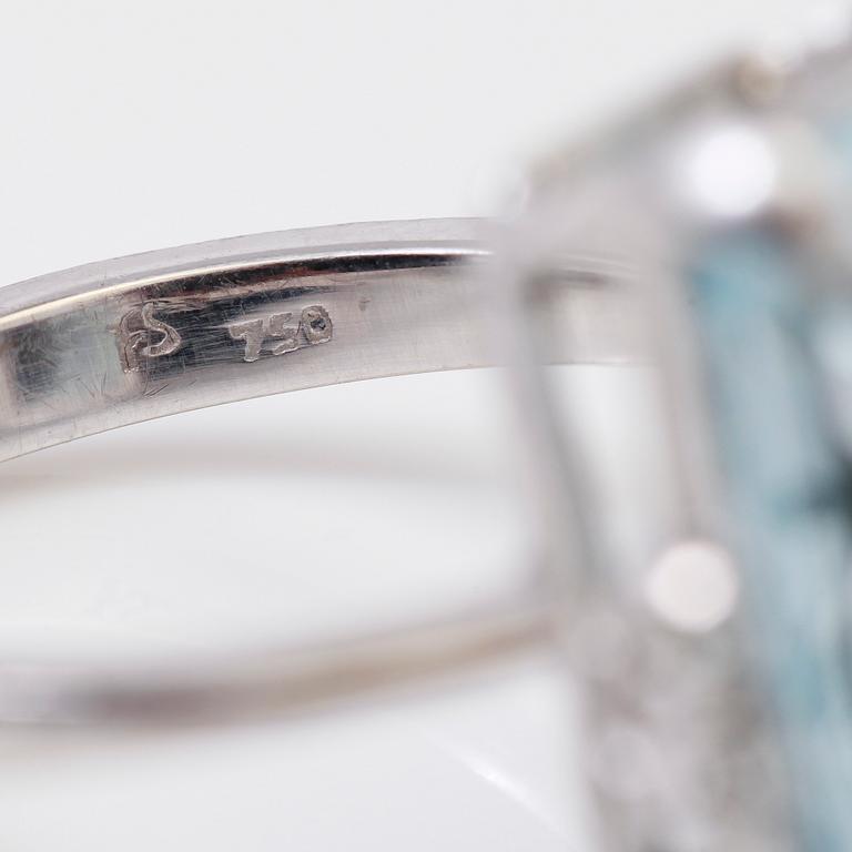 RING, akvamarin ca 8,00 ct, 4 briljantslipade diamanter.