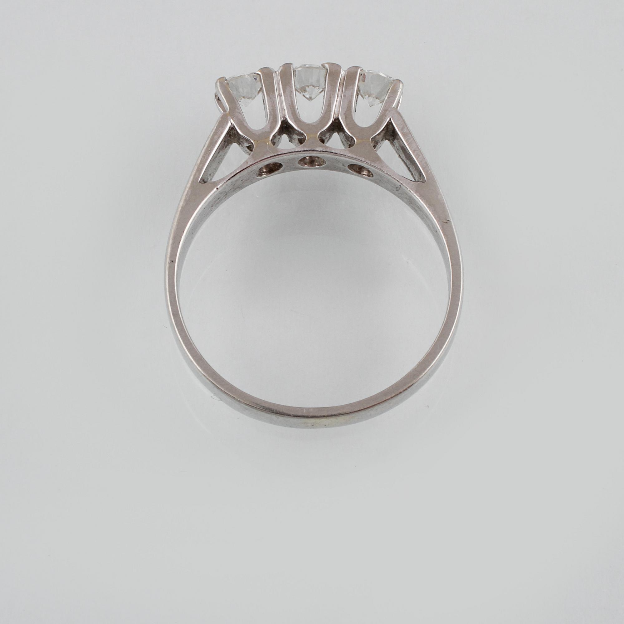 RING, 18K vitguld med 3 briljantslipade diamanter ca 0.45 ct, importstämplad. Vikt 3,2 gram.