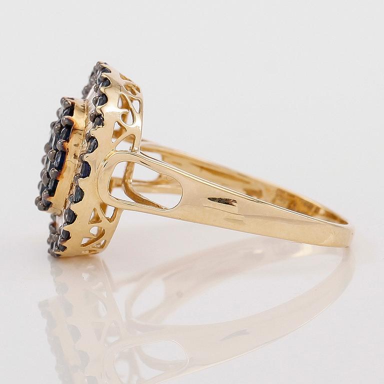 RING, 18K guld, diamanter tot ca 0.31 ct. och safirer tot ca 1.26 ct.