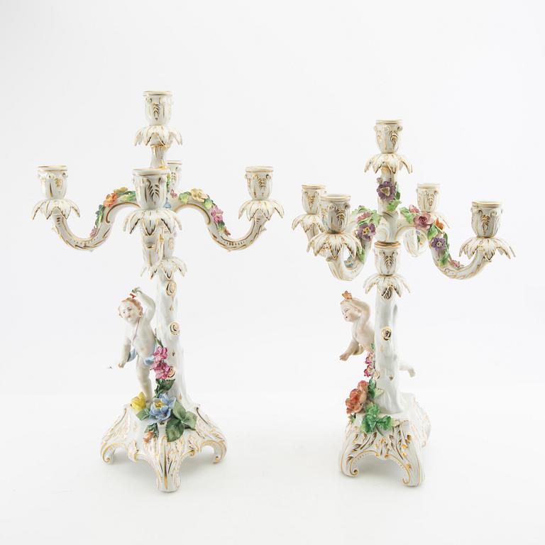 Kandelabrar ett par Rokoko-stil Dresden Tyskland porslin 1900-talets mitt.
