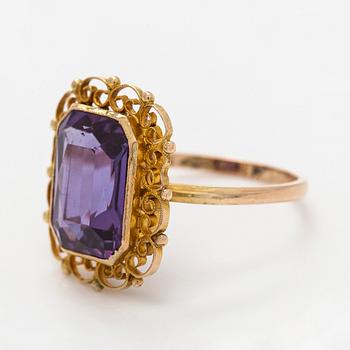 Ring, fasettslipad syntetisk safir, 14K guld.