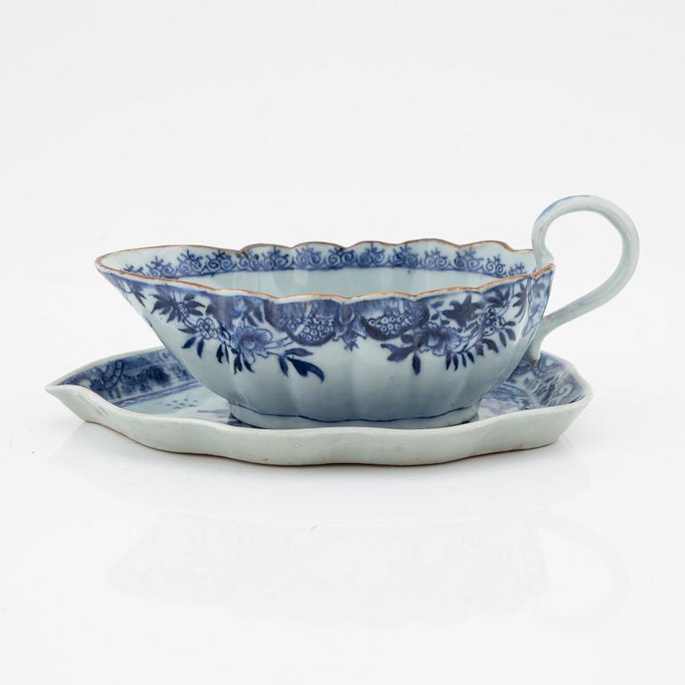 A blue and white sauce boat and stand, Qing dynasty, Qianlong (1736-95).