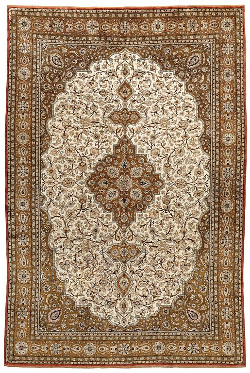 A RUG, semi-antique silk Qum, ca 269,5 x 179,5-182 cm  (as well as 1 and 2 cm flat weave at the ends).