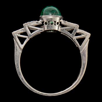 RING, cabochonslipad smaragd samt 4 briljantslipade diamanter tot ca 0.52 ct, Ceson, Göteborg, 1955. Vikt 4 g.