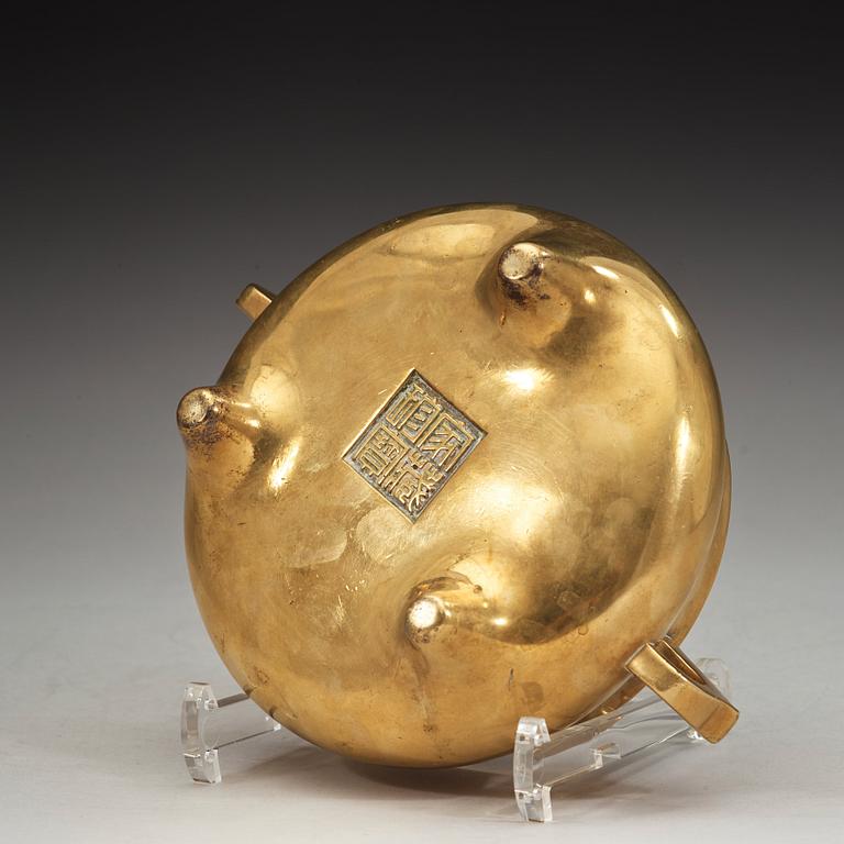 RÖKELSEKAR, patinerad brons. Mingdynastin (1368-1644).