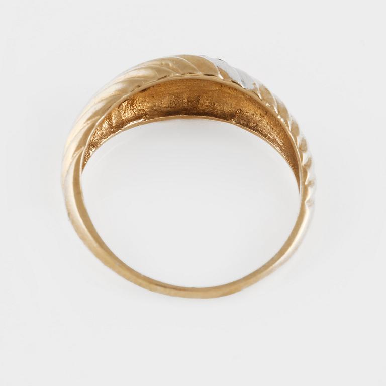 RING, 14K guld och vitguld med 5 små briljantslipade diamanter. Vikt 2,1 gram.