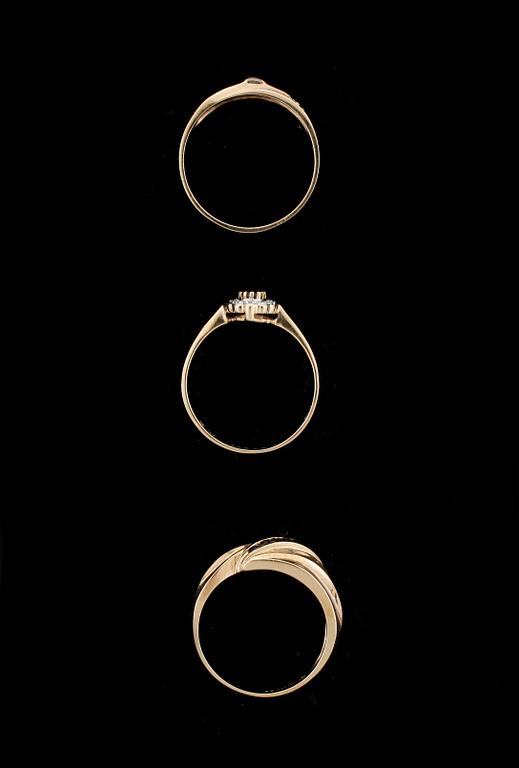 RINGAR, 3st, 18k guld med små diamanter och safirer. Totalvikt 9g.