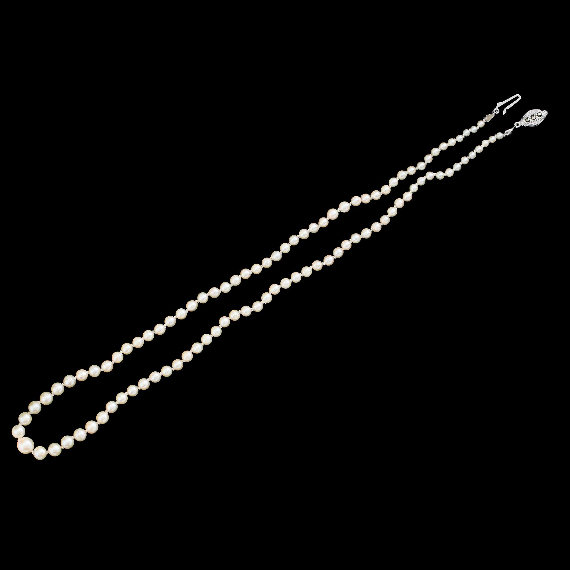 PÄRLCOLLIER, odlade pärlor, silverlås.