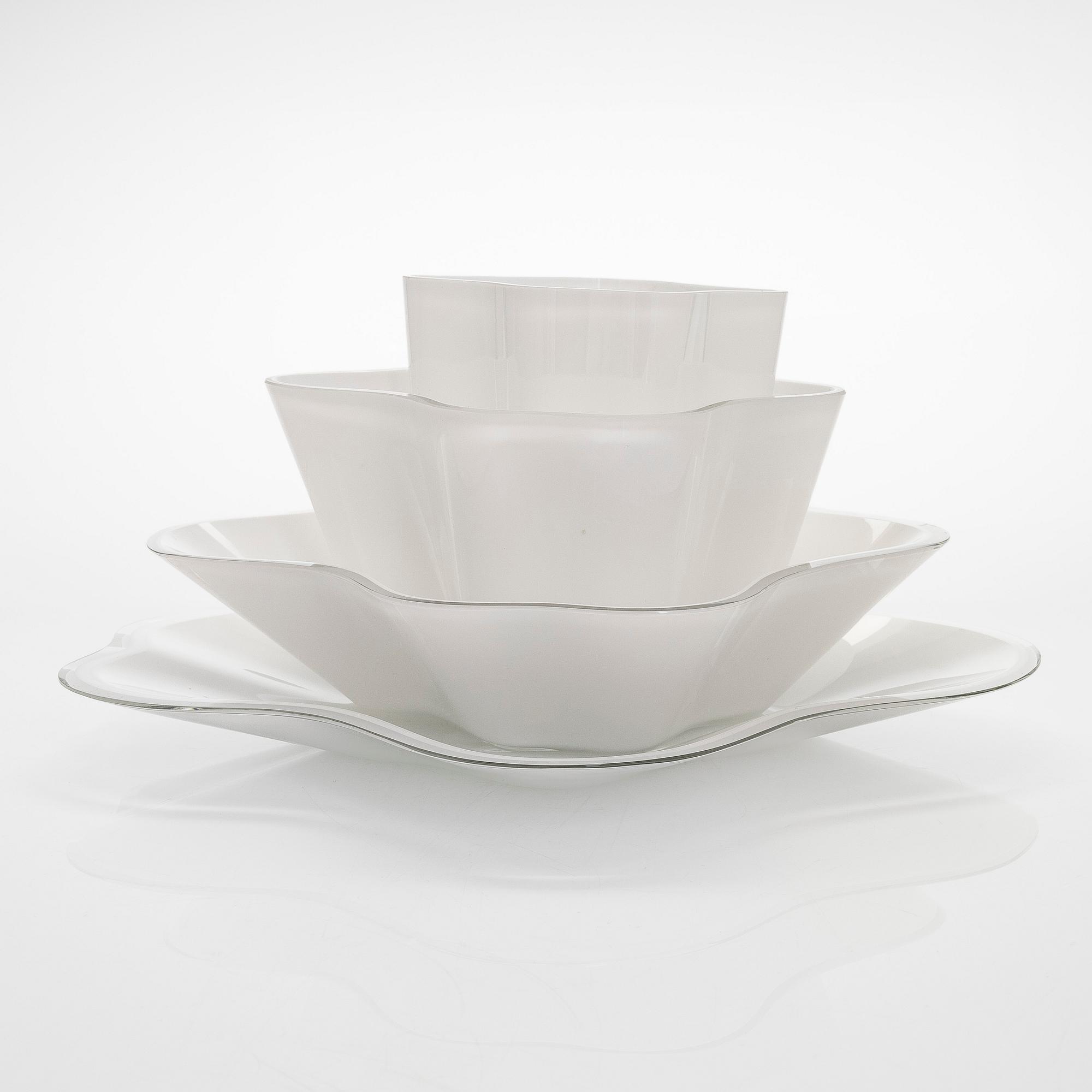 Alvar Aalto, konstglas, "Aalto-blomman", fyra delar, signerad Alvar Aalto 77 / 1985.