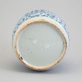 A blue and white jar, Qing dynasty, 19th Century.