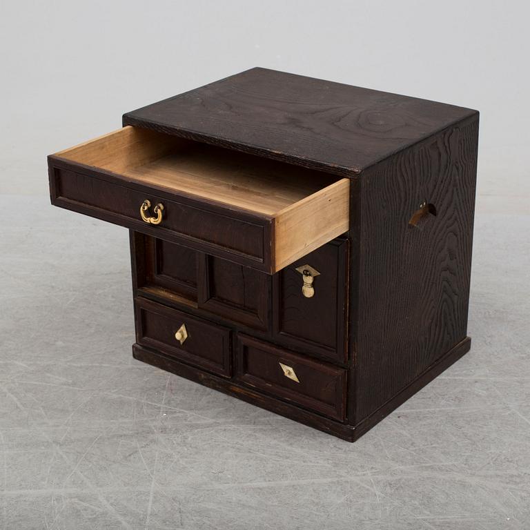 SKÅP, trä. Japan, Meiji (1868-1912).