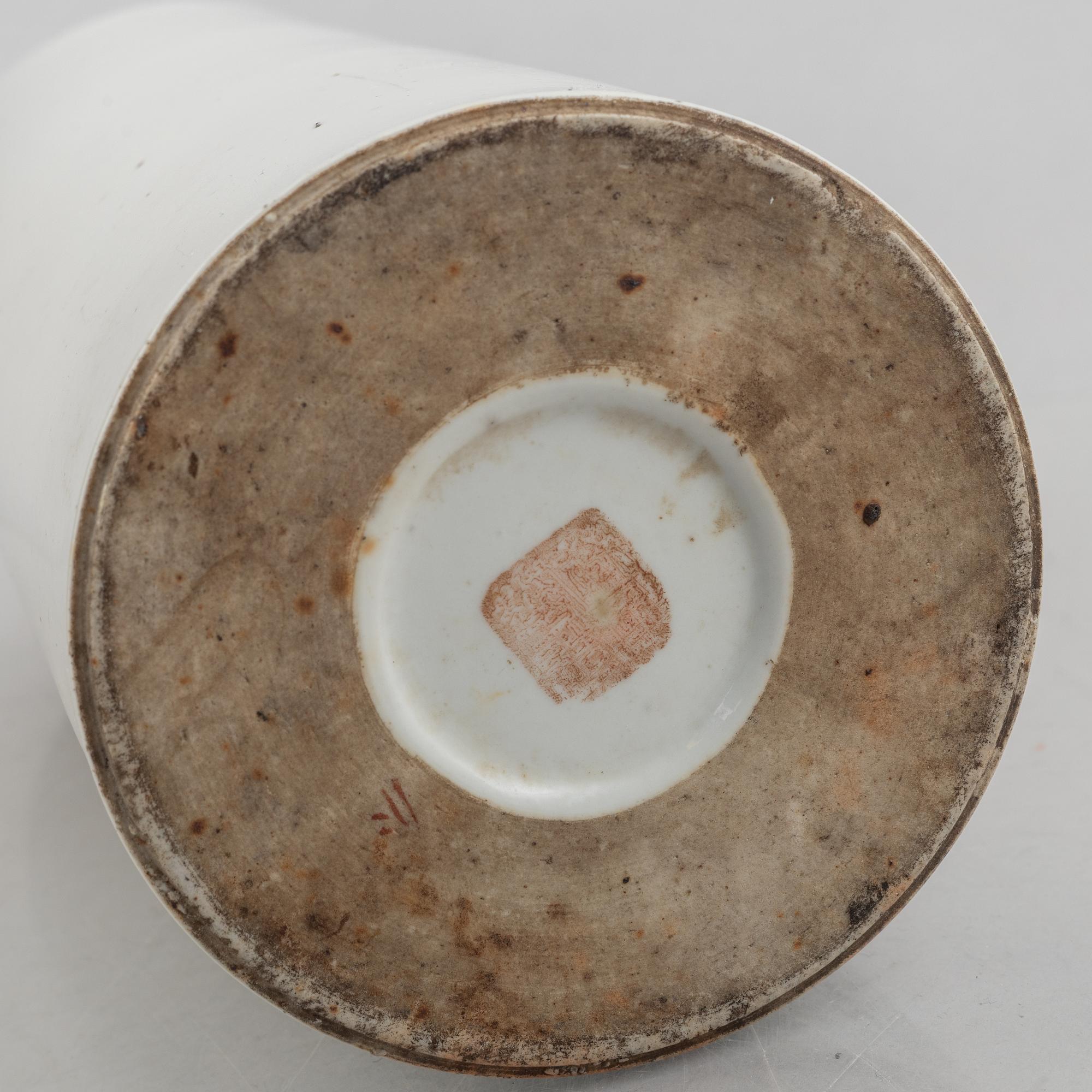 A blue and white vase, a brush pot and an urn with cover, porcelain, China, late Qing dynasty & 20th century.