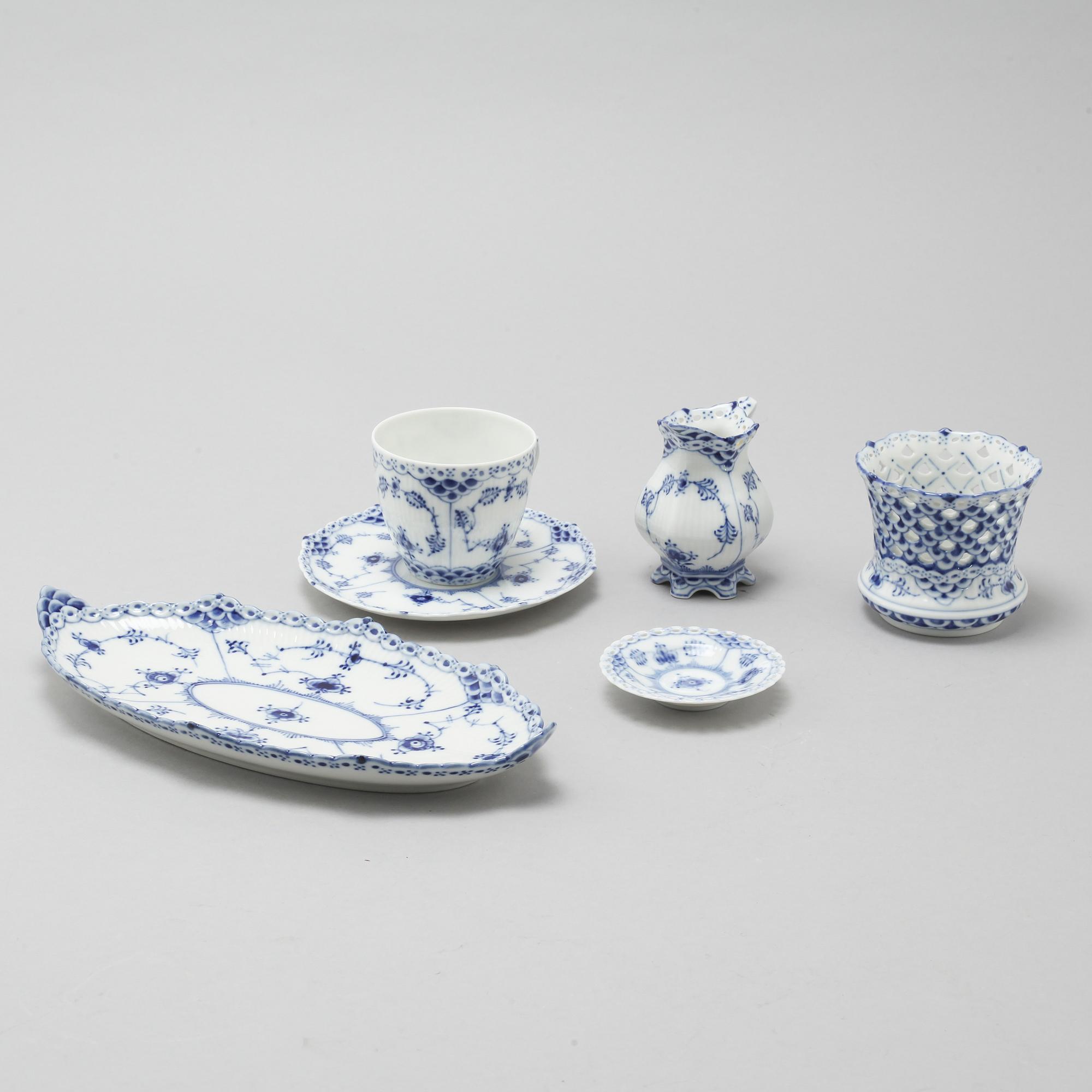 64 pieces of porcelain tableware from Royal Copenhagen, model "Musselmalet", 20th century.