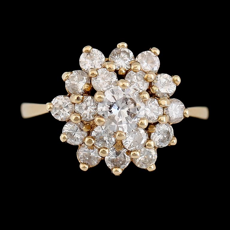 RING, 14K guld, 18 briljantslipade diamanter tot ca 1.50 ct. Total vikt ca 6 g.