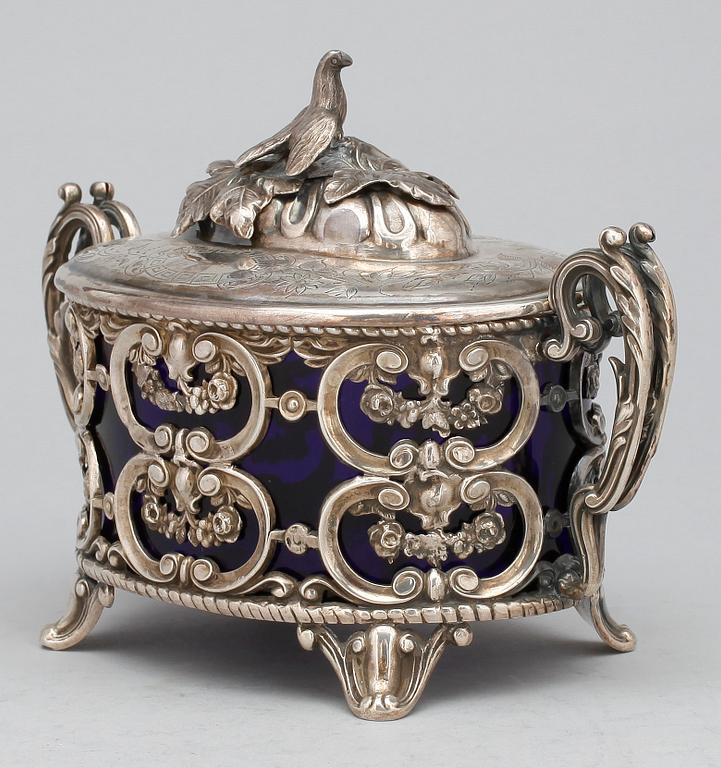 SOCKERSKÅL, silver och glas, troligen Frankrike, svenska imporstämplar, omkr sekelskiftet 1900. Vikt ca 194g utan glas.