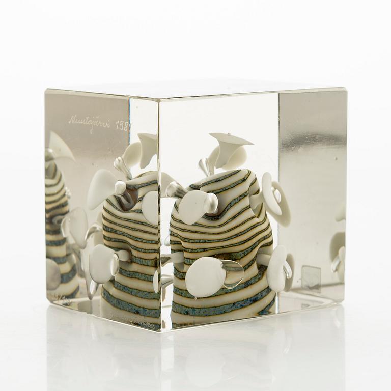 Oiva Toikka, årskub, signerad Oiva Toikka, Nuutajärvi 1981, numrerad 229/1000.