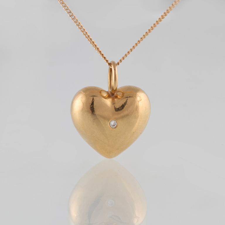 HÄNGE, 18K guld samt briljantslipad diamant ca 0.01 ct. Vikt 9,3 gram.