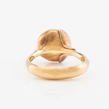 Ole Lynggaard, Ring "Lotus" 18K guld med cabochonslipad vit månsten, design Charlotte Lynggaard.