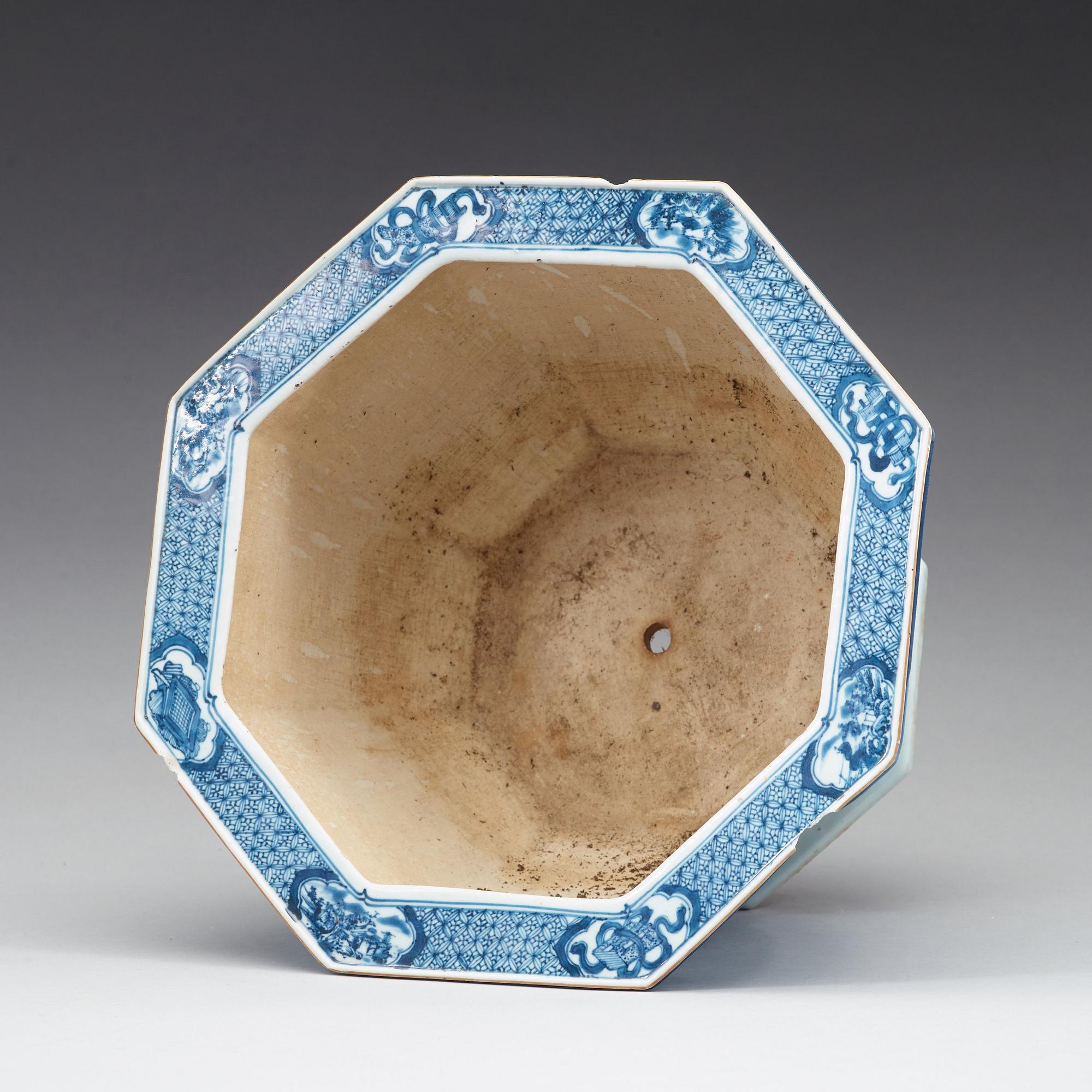 A blue and white flower pot, Qing dynasty, 18th Century.