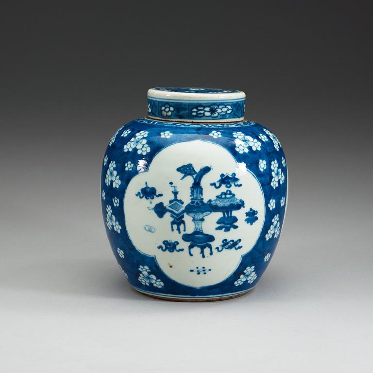 A blue and white jar with cover, Qing dynasty.