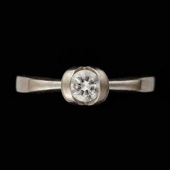 RING, 18 k vitguld, diamant enligt gravyr 0,29 ct, 1900-talets andra hälft. Vikt ca 4 g.