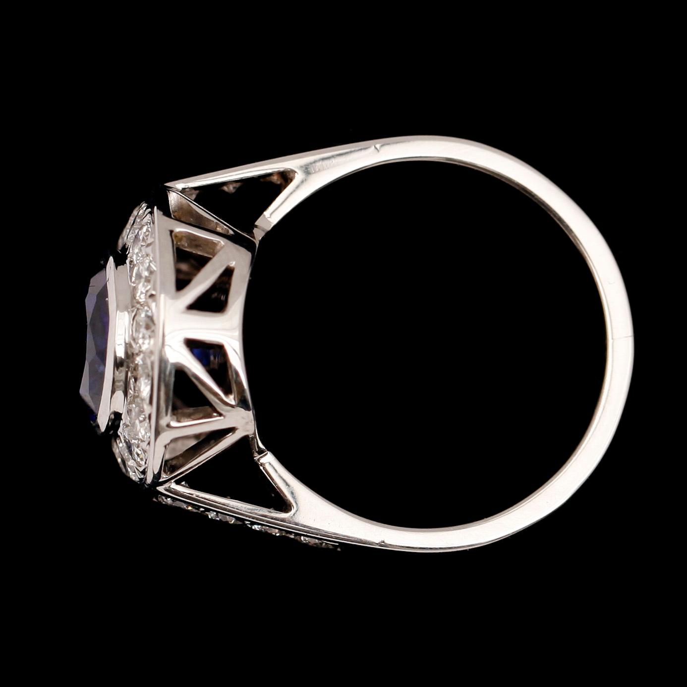 RING, 18 k vitguld, safir 3,55 ct, briljantslipade diamanter tot 1,10 ct.