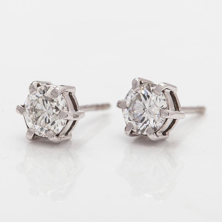 Örhängen, 14K vitguld med briljantslipade diamanter. Medföljande HRD sertifikat.