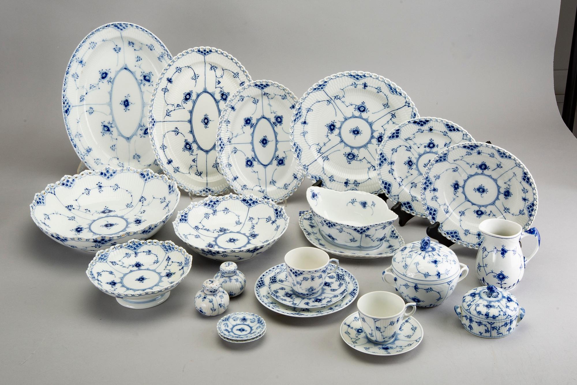 SERVIS ca 71 dlr, "Musselmalet helblonde", Royal Copenhagen Danmark 1900-talets andra hälft porslin.