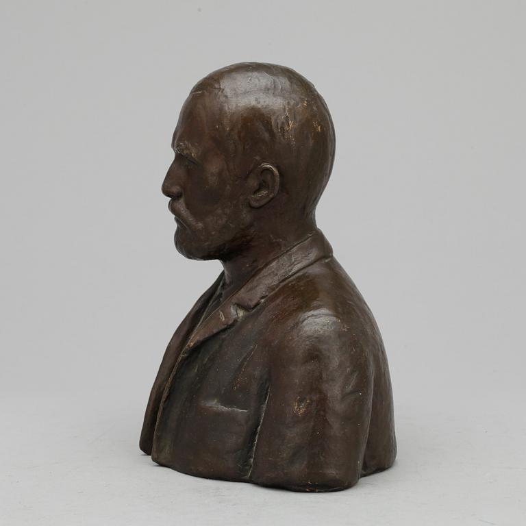PORTRÄTTBYST, brons, monogramsignerad o daterad 1909.