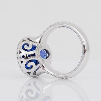 RING med tanzanit 11.08 ct, pavéfattade diamanter totalt 0.86 ct.
