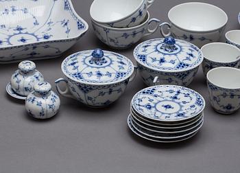 SERVIS, ca 65 delar, "Musselmalet", halvblond, Royal Copenhagen.