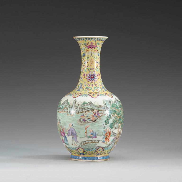 VAS, porslin. Troligen Republik, 1900-tal, med Qianlong sigillmärke.