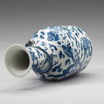 A blue and white vase. Qing dynasty, 19th century.