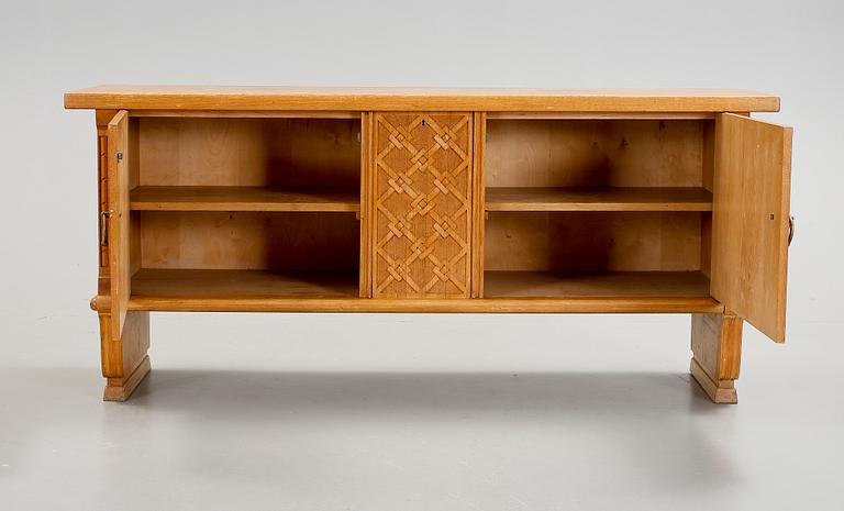 SIDEBOARD, 1900-talets första hälft.