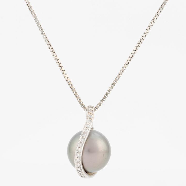 Pendant with 18K white gold chain featuring a cultured Tahitian pearl and round brilliant-cut diamonds.