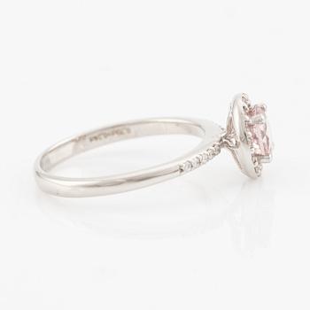 Ring in 18K gold with a faceted morganite and round brilliant-cut diamonds.