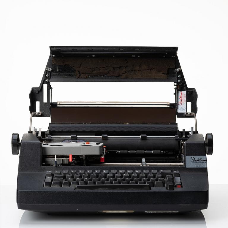 Skrivmaskin, IBM Selectric Typewriter 670X samt fotografi, Mikael Jansson.