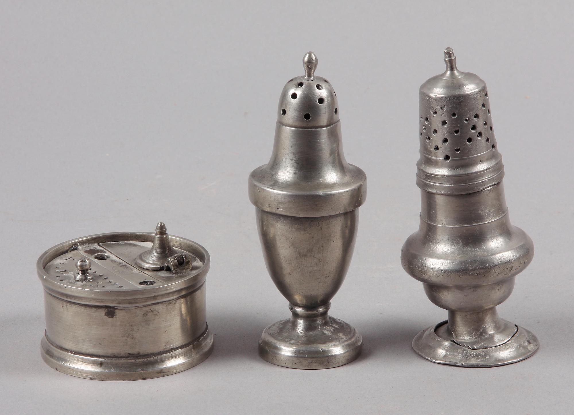 SOCKERRUSKOR, 2 st samt SKRIVSTÄLL, tenn, 1800-tal.